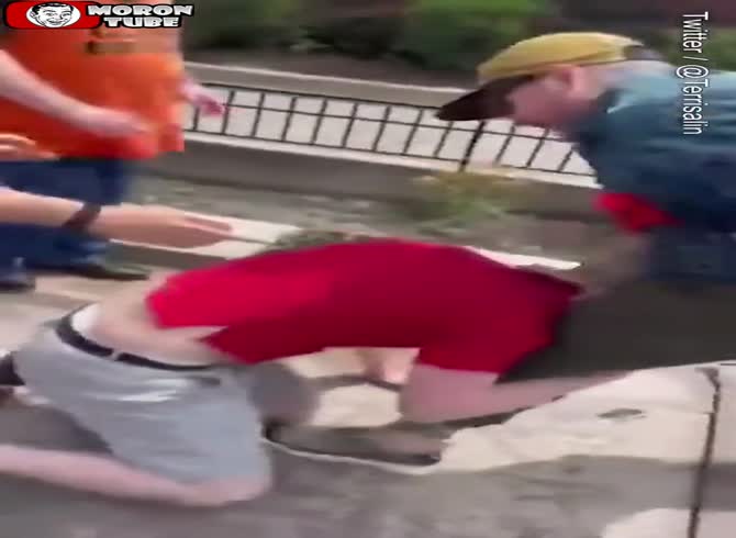 Video :Outside an abortion clinic, pro-abortionists and pro-lifers brawl
